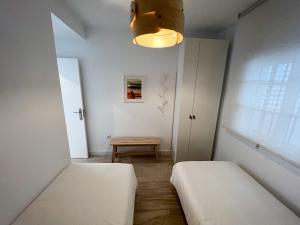 Posteľ alebo postele v izbe v ubytovaní Tarifa Cozy House - Central - Parking - Wifi