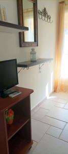 TV a/nebo společenská místnost v ubytování Lourantos Bayside Apartments