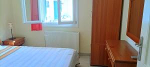 Postel nebo postele na pokoji v ubytování Lourantos Bayside Apartments