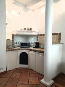 een keuken met een fornuis en een fornuis top oven bij Old Town Essence Apartment in Warschau