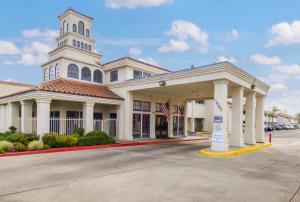 ヘメットにあるMotel 6 Hemetの大きな白い建物