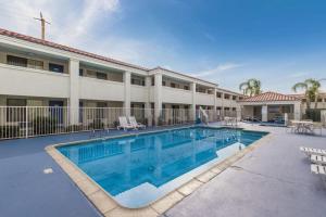 a swimming pool in front of a building at Motel 6 Hemet in Hemet