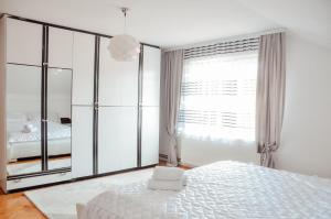 シェニツァにあるVila Petunijaの白いベッドルーム(ベッド1台、窓付)