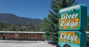 una señal para un lodge de la cresta plateada frente a un edificio en Silver Ridge Lodge, en Salida