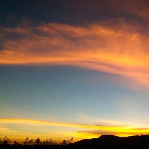 una puesta de sol con una cirrocategoria en Glamping Los Ángeles en Guasca