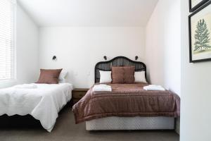 Tempat tidur dalam kamar di Luxury Apartment on Stuart
