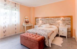 Un pat sau paturi într-o cameră la Amazing Home In Chantada With Wifi