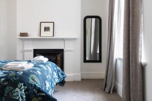 um quarto com uma cama e um espelho em Star Struck on Stuart em Dunedin