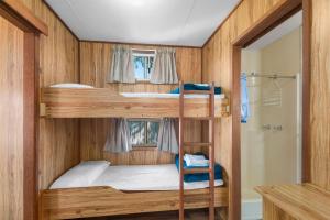 Ingenia Holidays Moruya tesisinde bir ranza yatağı veya ranza yatakları