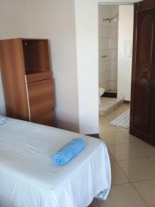 almohada azul sentada en una cama en una habitación en Hostel e Pousada do Bosque, en Rio Branco
