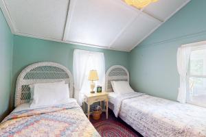zwei Betten in einem Zimmer mit blauen Wänden in der Unterkunft Hydrangea Cottage in Castleton