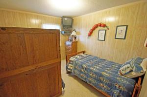 Katil atau katil-katil dalam bilik di Near the Beach!- 4 BRs, Hot Tub, Basketball, Screened-in Porch, Dog Friendly