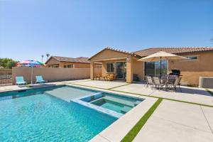 Foto de la galería de Luxury Oasis, Stunning View, Private Pool, BBQ, Firepit, Gated, Walk to Music Festival en Indio