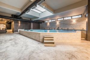 Бассейн в VH Eurostar Tirana Hotel Congress & Tirana Spa или поблизости