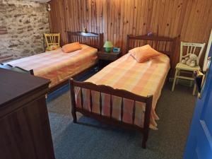1 dormitorio con 2 camas, mesa y sillas en Maison familiale centenaire de vigneron en Montescot