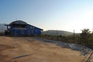 een blauw huis met een hek ervoor bij B&B Alla Corte Blu in Melfi