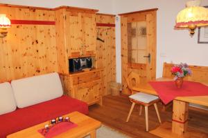 ein Wohnzimmer mit einem Sofa und einem Tisch in der Unterkunft Appartement Schöffmann in Bad Kleinkirchheim