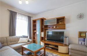 Televízia a/alebo spoločenská miestnosť v ubytovaní 3 Bedroom Nice Apartment In Cavle