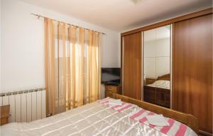 Posteľ alebo postele v izbe v ubytovaní 3 Bedroom Nice Apartment In Cavle