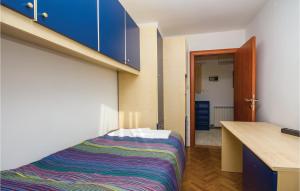 Posteľ alebo postele v izbe v ubytovaní 3 Bedroom Nice Apartment In Cavle