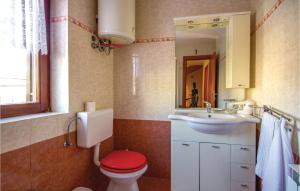 Kúpeľňa v ubytovaní 3 Bedroom Nice Apartment In Cavle