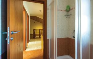 Kúpeľňa v ubytovaní 3 Bedroom Nice Apartment In Cavle