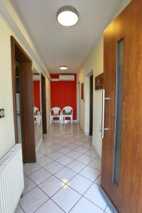 un corridoio vuoto con tavoli e sedie in un edificio di Apartment - Stylish Retreat in Portoroz a Portoroz