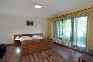 una camera da letto con un letto e una grande finestra di Apartment - Stylish Retreat in Portoroz a Portoroz