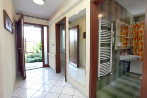 un corridoio con un bagno con lavandino e specchio di Apartment - Stylish Retreat in Portoroz a Portoroz