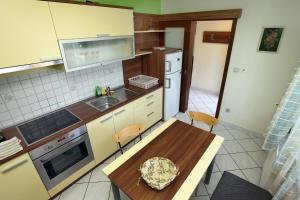 una cucina con un tavolo, una stufa e un lavandino di Apartment - Stylish Retreat in Portoroz a Portoroz