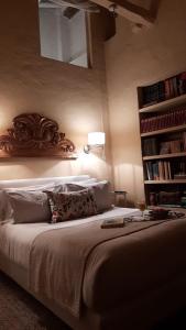 um quarto com uma cama grande e uma estante de livros em Candelaria House Boutique em Bogotá
