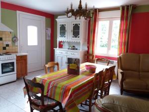 Η κουζίνα ή μικρή κουζίνα στο Gîte spacieux à Croisilles, 7 pers, terrasse sud, parking, wifi, proche Arras, parc expo, base nautique - FR-1-376-63 +4 φωτογραφίες