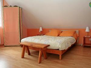 a bedroom with a bed and a wooden table at Gîte Croisilles, 5 pièces, 7 personnes - FR-1-376-63 in Croisilles