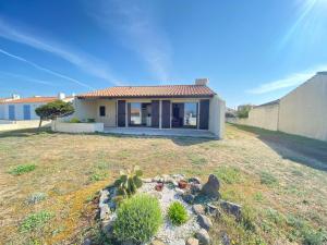 Casa pequeña con jardín en un patio en Maison 4 pers à 200m de la plage et du surf - WiFi, jardin et parking - FR-1-231-170, en Bretignolles-sur-Mer