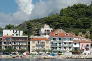 un grupo de edificios junto a una masa de agua en Apartments Waterfront Ivan, en Podgora