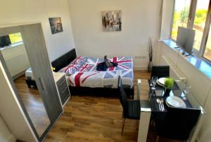 1 dormitorio con cama, mesa y comedor en City Sparrow Nest - 7W en Londres
