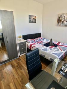 1 dormitorio con 2 camas y mesa de cristal en City Sparrow Nest - 7W en Londres