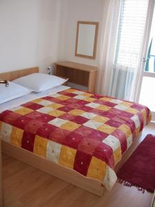 Tempat tidur dalam kamar di Apartments Waterfront Ivan