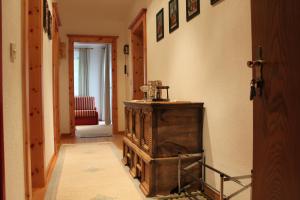 un pasillo con un antiguo armario de madera en una habitación en Appartement Schöffmann, en Bad Kleinkirchheim