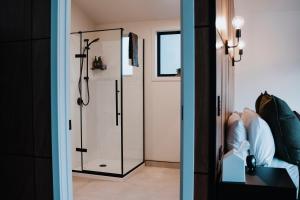 Postel nebo postele na pokoji v ubytování HighTree Chalets