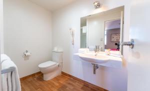 ティマルにあるザ グロブナー ホテルのトイレ、洗面台、鏡のあるバスルーム +25枚の写真