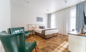 Un pat sau paturi într-o cameră la The Grosvenor Hotel
