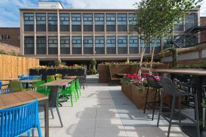 un patio avec des tables et des chaises en face d'un bâtiment dans l'établissement Admiral of the Humber Wetherspoon, à Hull