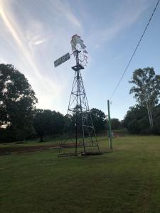 un moulin à vent au milieu d'un champ dans l'établissement Montrose, à Apple Tree Creek