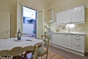 una cocina con una mesa con una botella de vino. en San Marco Apartment en Florence