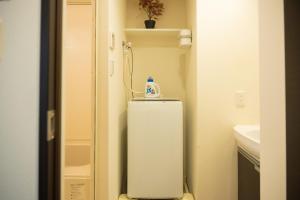 Un baño pequeño con inodoro y lavabo. en 谷町君･星Hotel･恵美須西, en Osaka