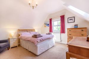 Un dormitorio con una cama y una cómoda y una ventana. en Moor Croft, en Whitby