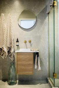 a bathroom with a sink and a mirror at Enjoy downtown Mount Maunganui in Mount Maunganui