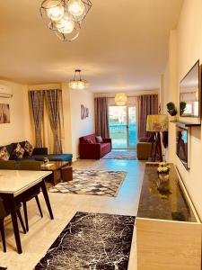 Stella Heights villa - next to Marassi - North coast في العلمين: غرفة معيشة مع أريكة وطاولة