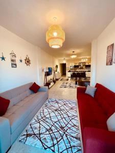 ein Wohnzimmer mit einem Sofa und einem Teppich in der Unterkunft Stella Heights villa - next to Marassi - North coast in El-Alamein